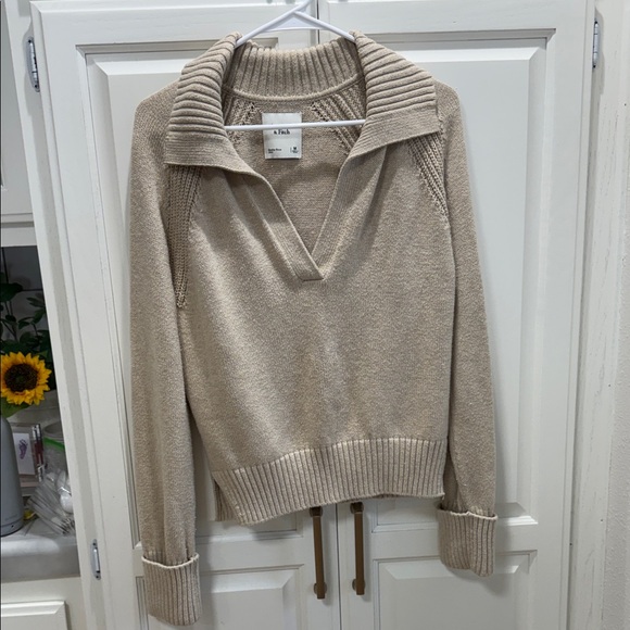 Abercrombie & Fitch Sweaters - Abercrombie & Fitch Cream V‑Neck Collared Sweater